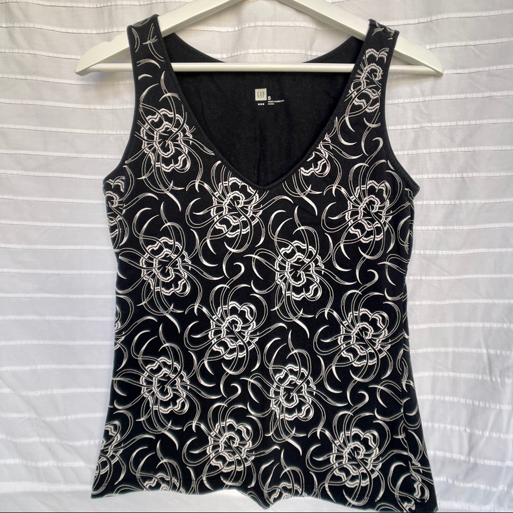 The GAP Black And White Stretchy Floral Tank Small